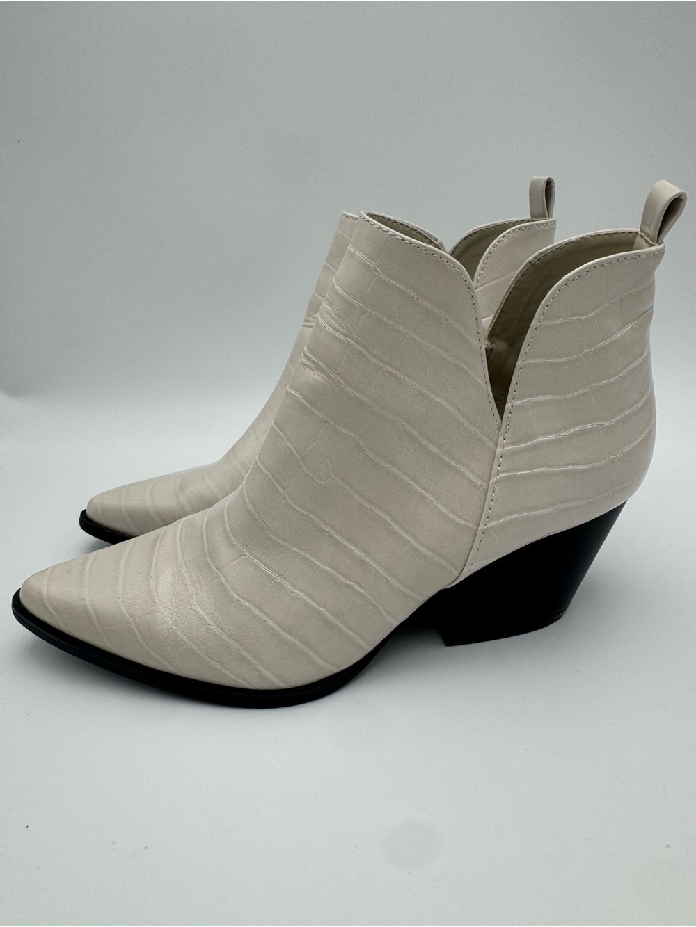 Qupid Cream Croc Embossed Pointed Toe Ankle Boots Size 9